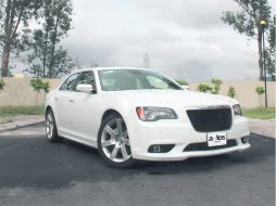 En una familia de bien portados, el SRT8 es el Chrysler más divertido.  /