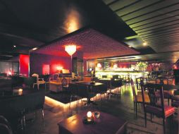 Primer piso. El aire retro-glam de su atmósfera invita a tomarse el tiempo con una copa. ESPECIAL /