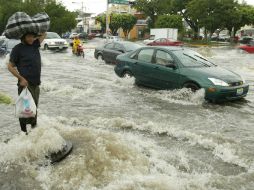 Si la lluvia es fuerte o hay una inundación, se recomienda estacionarse en un lugar seguro y alto; nunca bajo un árbol o poste. ARCHIVO /