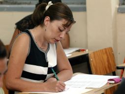 En el examen por una plaza docente, usar teléfonos celulares y de cámaras escondidas son causas de baja en la evaluación. ARCHIVO /