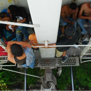 McCain desaprueba plan de Obama para la frontera