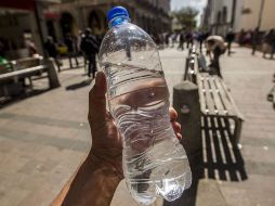 Enfatizan la importancia de que los niños desarrollen el hábito de consumir agua, en lugar de refrescos y bebidas azucaradas.  /