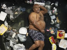 Amigos, vecinos y completos desconocidos del fotógrafo se echaron en la basura que ellos generan en una semana. FOTO: Greeg Segal. ESPECIAL /
