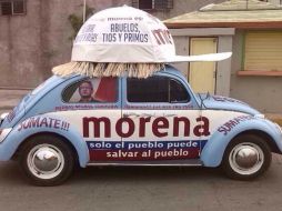 El 'Morenamóvil' es un Volkswagen sedán color azul con vivos y letras con el tono que distingue a la agrupación. SUN /