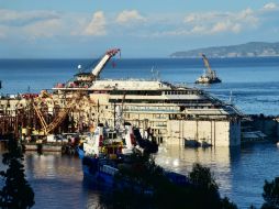 Después de una operación de ingeniería, el crucero fue enderezado en septiembre. AFP /