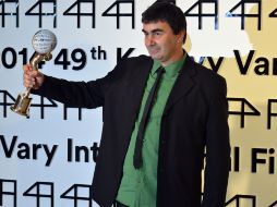 El director de la cinta, mostrando su galardón en el Festival Karlovy Vary. NTX /