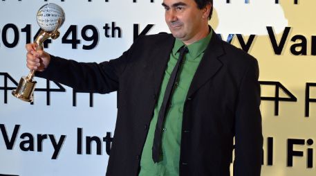 El director de la cinta, mostrando su galardón en el Festival Karlovy Vary. NTX /