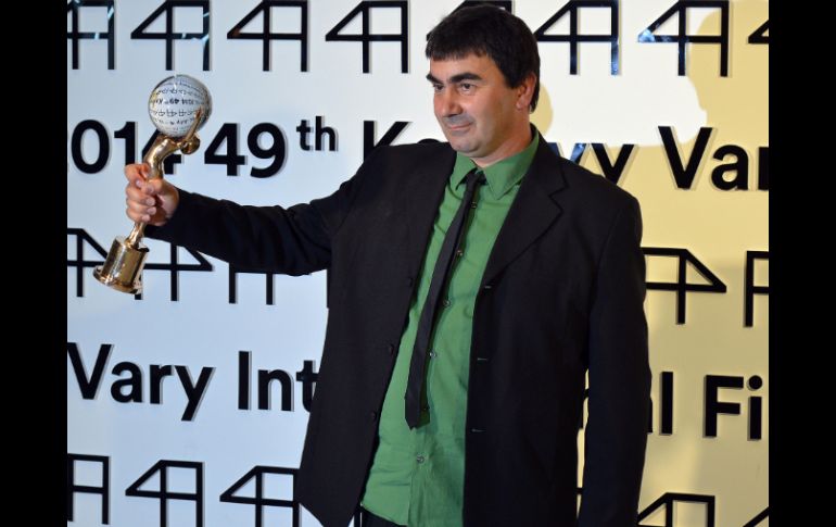 El director de la cinta, mostrando su galardón en el Festival Karlovy Vary. NTX /
