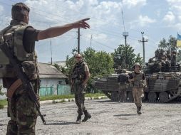Un militar ucraniano da indicaciones a su flota, permanecen en frontera con Rusia ante amenaza. EFE /