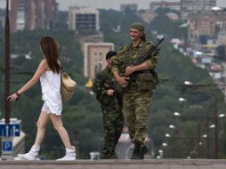 Militares ucranianos permanecen vigilando ante posibles ataques rusos. AP /