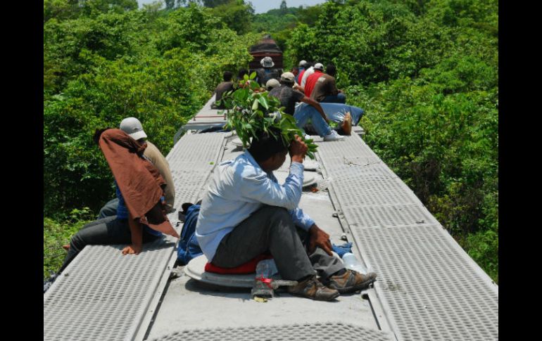 Aseguran que cualquier cosa que disminuya el número de personas que viajan en 'La Bestia' es un esfuerzo bienvenido. ARCHIVO /