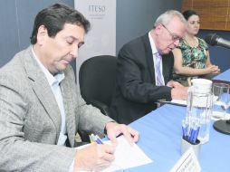 En la firma. De izquierda a derecha, el director de HP en Guadalajara Julio Acevedo y el rector del ITESO Juan Luis Orozco.  /