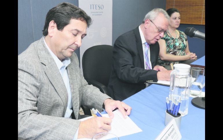 En la firma. De izquierda a derecha, el director de HP en Guadalajara Julio Acevedo y el rector del ITESO Juan Luis Orozco.  /