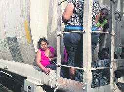 Esperanza. Una joven centroamericana espera a bordo del tren de carga 'La Bestia', en Ixtepec, Oaxaca.  /