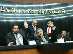 El presidente de la Comisión de Energía del Senado, David Penchyna (c) informa que mañana martes se votará la reforma energética. ARCHIVO /