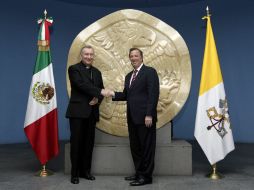 Meade inaugura el Coloquio México-Santa Sede sobre Migración y Desarrollo. En la foto posa junto al secretario de Estado del Vaticano. AFP /