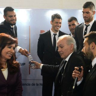 Presidenta de Argentina recibe a la Albiceleste