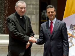 El Presidente Peña Nieto saluda al cardenal Prieto Parolin. AFP /