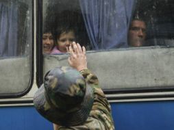 Un soldado prorruso se despide de su familia mientras residentes y familiares de los militares porrusos parten a Rusia. EFE /