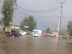 En entradas de diferentes fraccionamientos se registraron inundaciones. Imagen de @Eames_R. ESPECIAL /