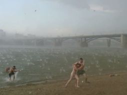 Los bañistas buscaron protegerse del granizo. ESPECIAL /