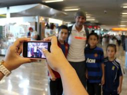 Luis Michel se tomó una foto con los pequeños aficionados. Foto: @Chivas. TWITTER. ESPECIAL /