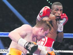 De los pocos. Lara lanza un golpe a la cara del 'Canelo', quien alcanzó a agacharse para evitar un contacto de lleno. AP /