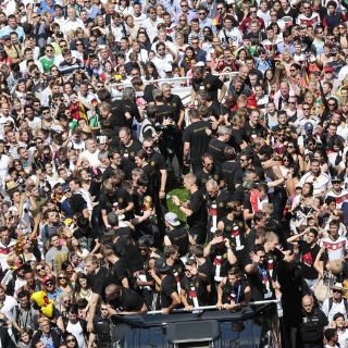 Reciben miles de aficionados a la Selección alemana