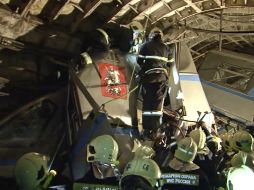 Equipos de rescate ya trabajan en el lugar, el percance se produjo entre las estaciones 'Slavianski Bulvar' y 'Park Pobedy'. AP /