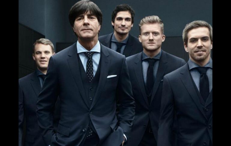 Además de los futbolistas, 130 personas portaron las telas y el diseño de la compañía alemana. ESPECIAL /