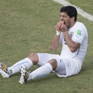 Árbitros mexicanos dicen no haber visto mordida de Suárez