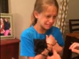 La cumpleañera abre los ojos y se inunda de lágrimas al ver a su cachorro. ESPECIAL /