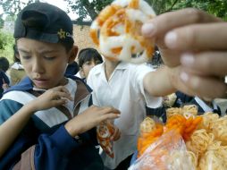 Se espera que los niños de cuatro a nueve años de edad vean menos anuncios de alimentos de bajo valor nutrimental. ARCHIVO /