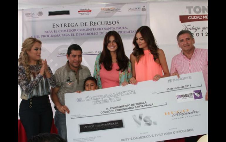 La presencia de Ximena y Marisol en dicha colonia sirvió para entregar un apoyo económico. ESPECIAL /