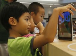 Los niños que pasan mucho tiempo jugando con aparatos electrónicos desarrollan trastornos de ansiedad y depresión. ARCHIVO /