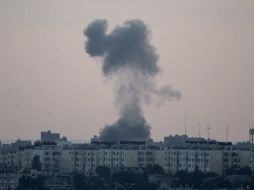 Aspecto de una columna de humo luego de un bombardeo en la ciudad de Sderot. AFP /