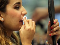 Utiliza el tono de maquillaje que más se adapte a tu color de piel en toda la cara para dar uniformidad. ARCHIVO /