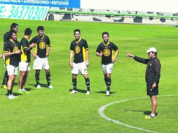Mucho trabajo. El técnico universitario, Alfonso Sosa (der), encarará el Apertura 2014 de la Liga MX con un equipo en construcción.  /