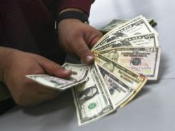El dólar se vende en ventanillas bancarias del Distrito Federal dos centavos menos respecto al cierre de ayer. ARCHIVO /