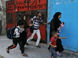 Palestinos huyen de bombardeos. La situación humanitaria en la franja de Gaza ha empeorado tras nueve días de ofensiva israelí. AP /