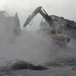 Continúan demolición de edificio de la FEG