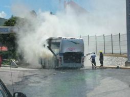 En el lugar permanece personal del seguro de la empresa para investigar las causas del incendio. TOMADA DE @Letyysol  /