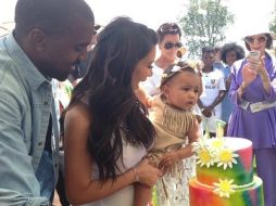 Tal parece que North sigue los pasos de la familia Kardashian, apenas festeja su primer cumpleaños y va de una controversia en otra. ESPECIAL /