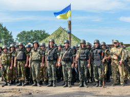 Militares ucranianos resguardan las zonas ante posibles ataques de prorrusos. AFP /