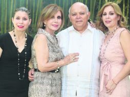 EL FESTEJO EN FAMILIA. Carlos Eduardo López Nuño con su esposa Cecy Zaragoza y sus hijas Gaby y Cecy.  /