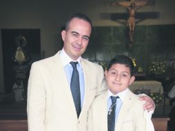 Con su padrino. Marco Alatorre y Luis Raúl Ramos Charles (derecha).  /