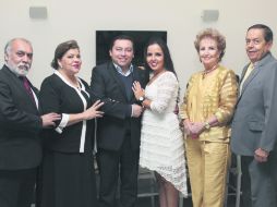 Novios y papás. Juan Pablo y Ana Lucía (al centro) con sus papás, Jesús y Cecilia Hernández con Norma Mendoza y José Azpeitia Ruiz.  /