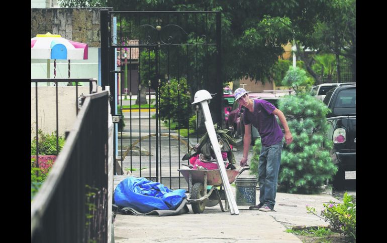Puerta por puerta. La cuadrilla de la SIOP que visita a los vecinos en Colinas de La Normal.  /
