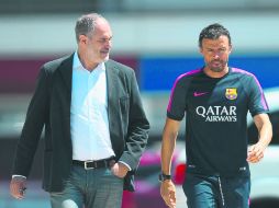 Zubizarreta (izq.), director deportivo del Barcelona, y Luis Enrique (der.) planean apuntalar la defensa central. AP /