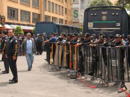 Elementos de seguridad pública permanecen fuera del Senado, en custodia ante posibles manifestaciones. SUN /